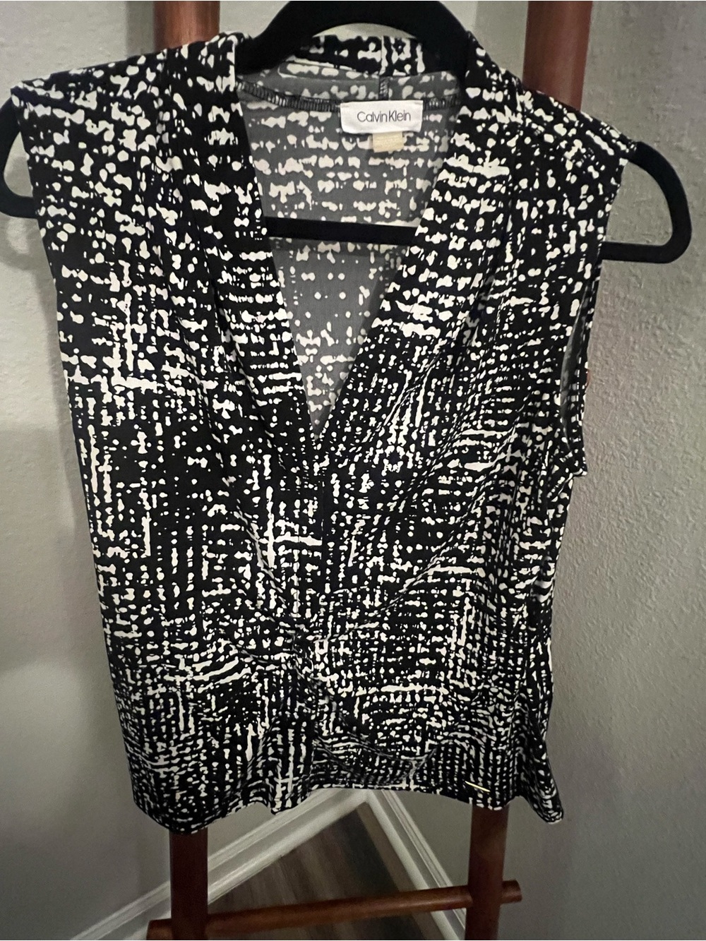 Calvin Klein Black and White Printed Sleeveless V-Neck Camisole
